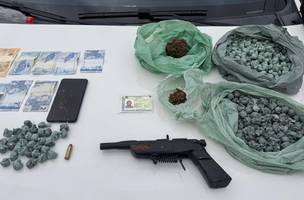 Armas e drogas apreendidas durante operação (Foto: Ascom/SSP-PI)