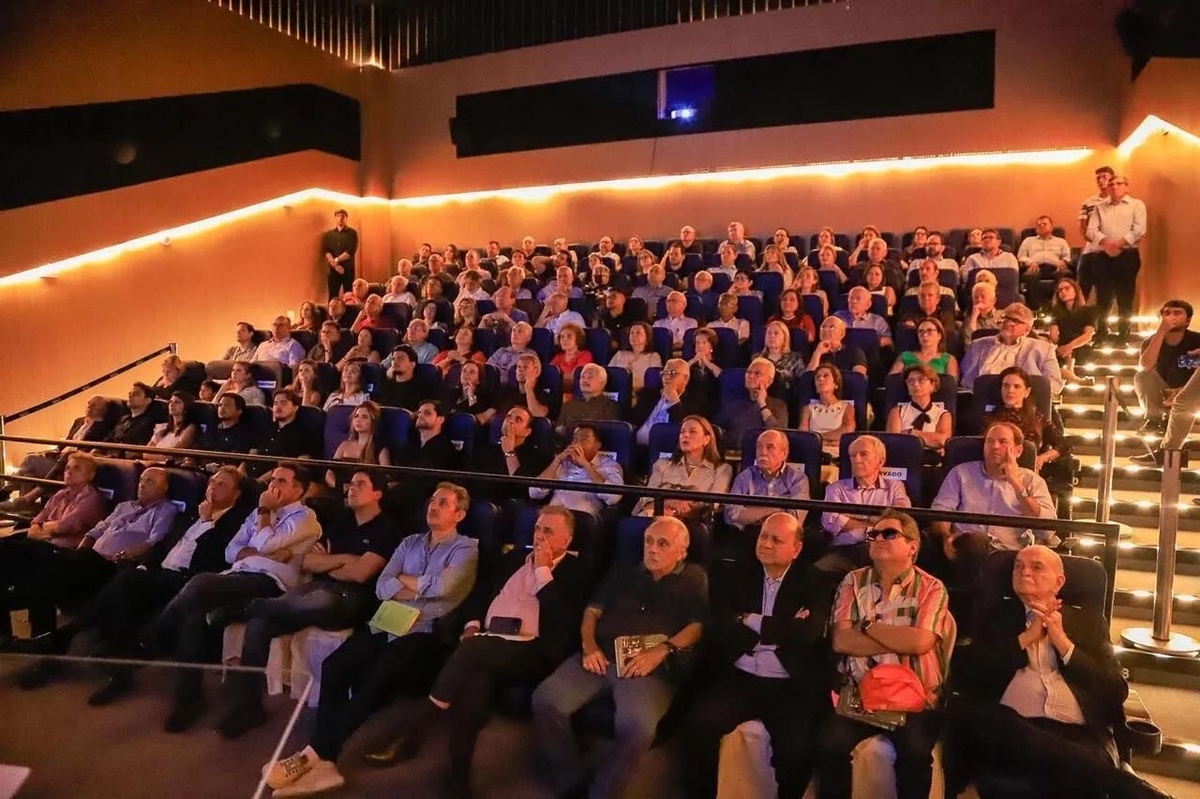 Auditorio lotado para ver o video sobre a trajetória de Dirceu Arcoverde