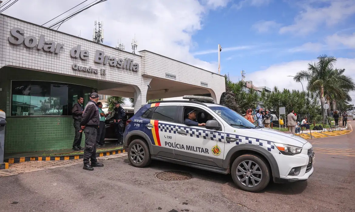 Bolsonaro segue em prisão domiciliar com visitas controladas
