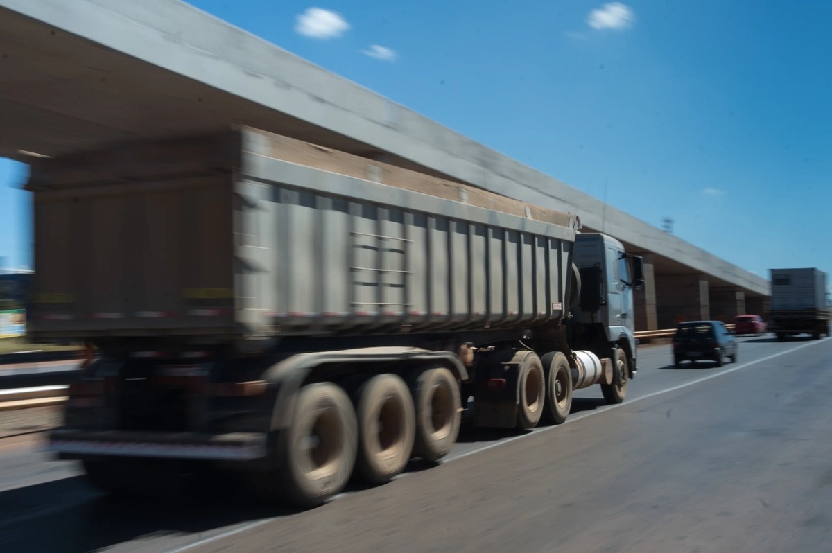 Caminhoneiros avaliam entrar de greve
