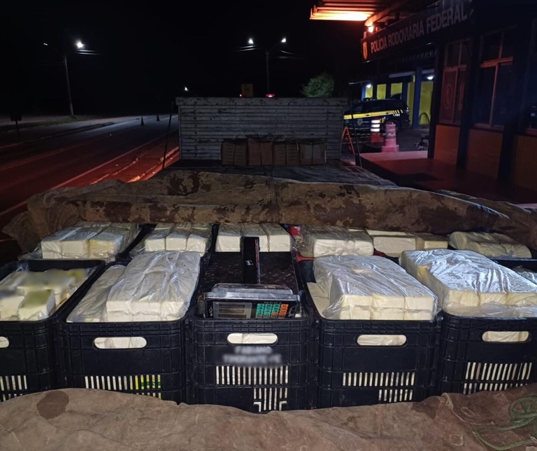 Carga de queijo coalho sem refrigeração foi interceptada pela PRF na BR-316, em Picos.