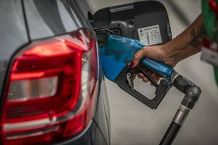 Carro é abastecido com combustível em posto de gasolina (Foto: Guito Moreto / Agência O Globo)