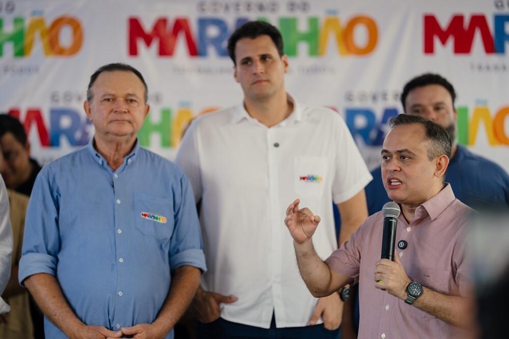 Catulé discursando e o governador Carlos Brandão