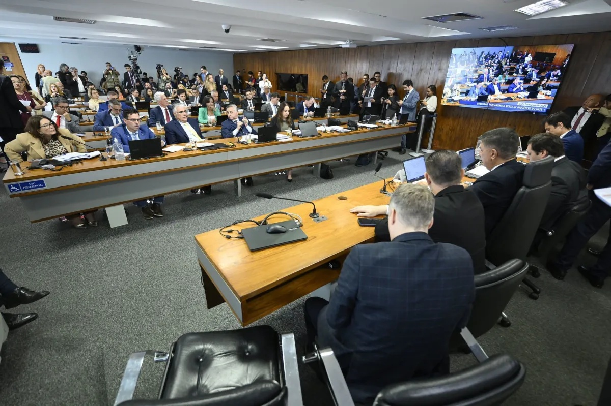 Congressistas durante reunião da CPMI do INSS.