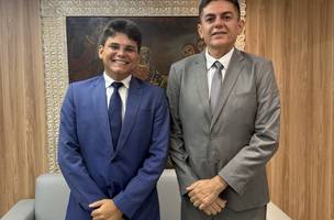 Deputado Oliveira Neto e o professor Edson Cavalcanti (Foto: Reprodução)