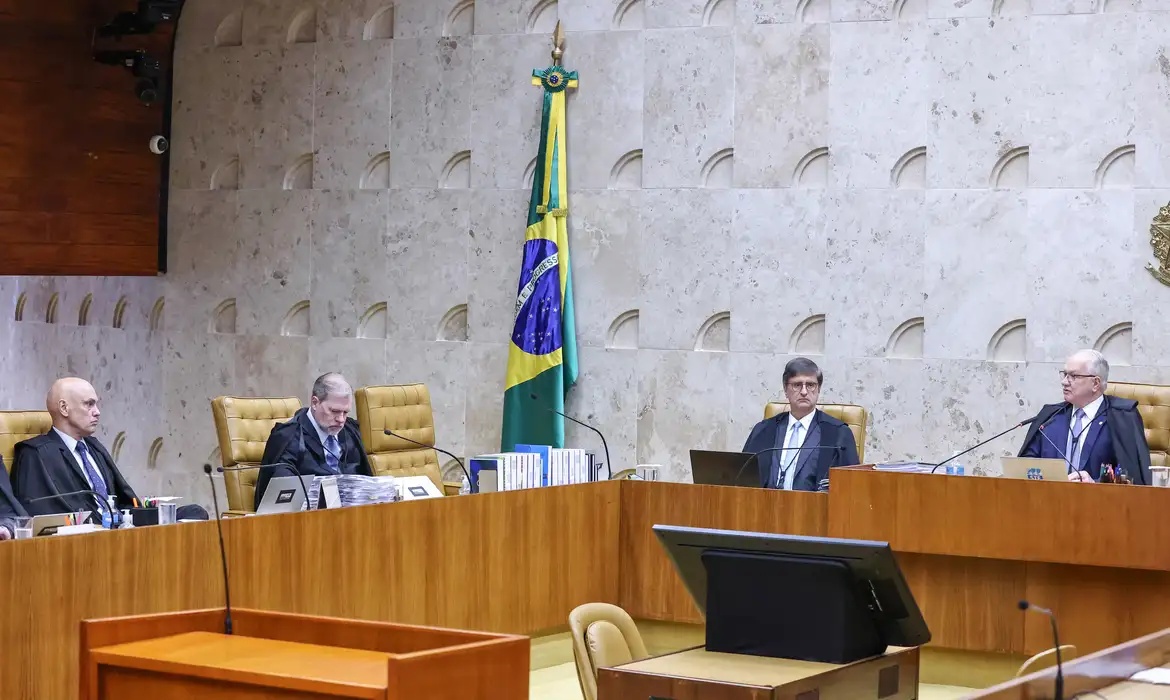 Dino defende STF durante homenagem a Alexandre de Moraes