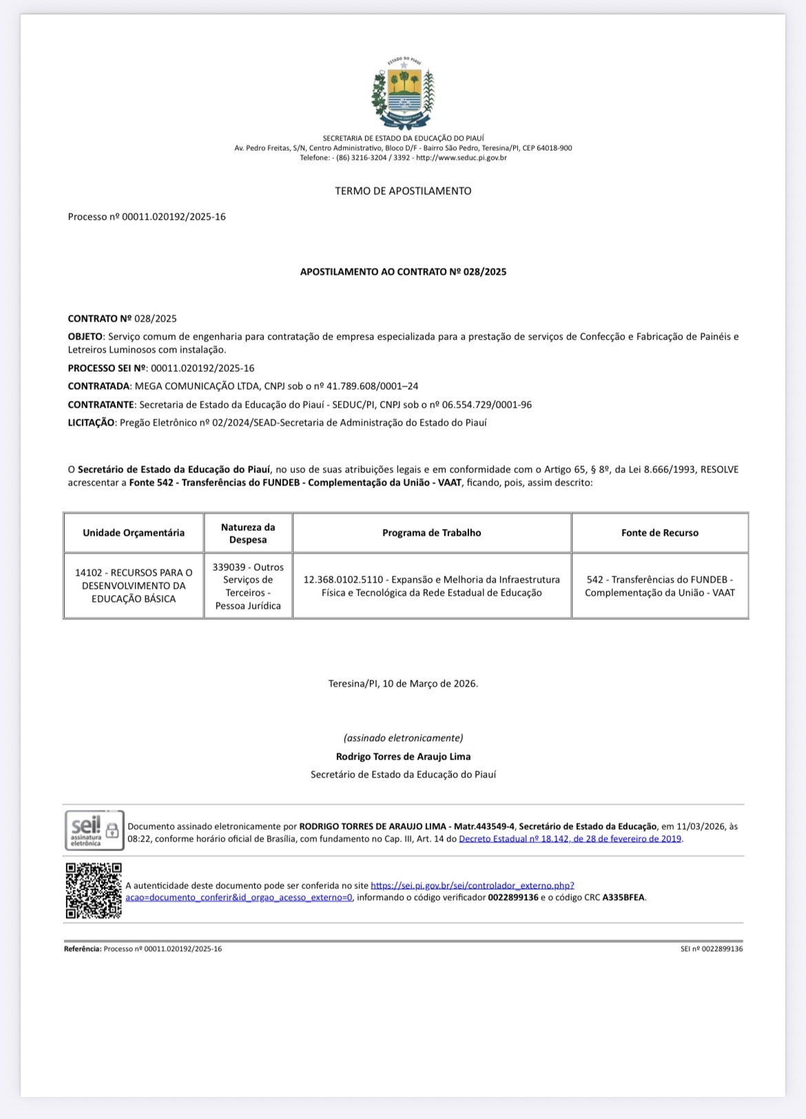 Documento da SEDUC mostra apostilamento que inclui recursos do FUNDEB (Fonte 542 – VAAT) no Contrato nº 028/2025, destinado à confecção e instalação de painéis e letreiros luminosos nas escolas estaduais.