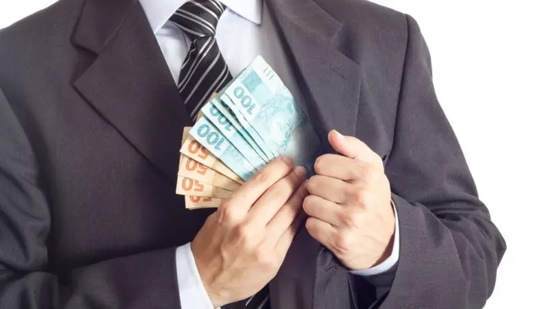 Escândalos financeiros e fraudes em estruturas públicas reacendem debate sobre a relação entre poder político, sistema financeiro e fragilidade institucional no Brasil.