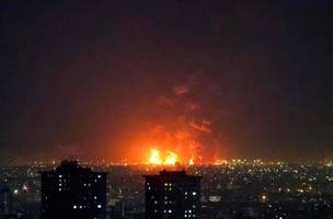 Explosões atingem depósitos em quatro instalações de armazenamento de petróleo nas províncias de Teerã e Alborz, no Irã (Foto: Atta Kenare/ AFP)