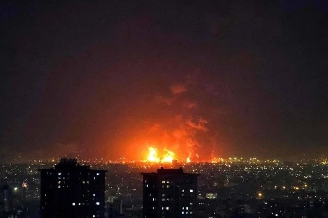 Explosões atingem depósitos em quatro instalações de armazenamento de petróleo nas províncias de Teerã e Alborz, no Irã