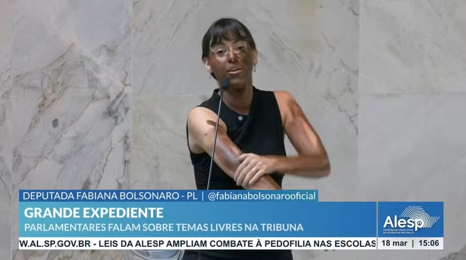 Fabiana Bolsonaro pintou a cara de marrom durante discurso na Alesp para atacar Erika Hilton