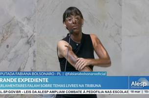 Fabiana Bolsonaro pintou a cara de marrom durante discurso na Alesp para atacar Erika Hilton (Foto: Reprodução)