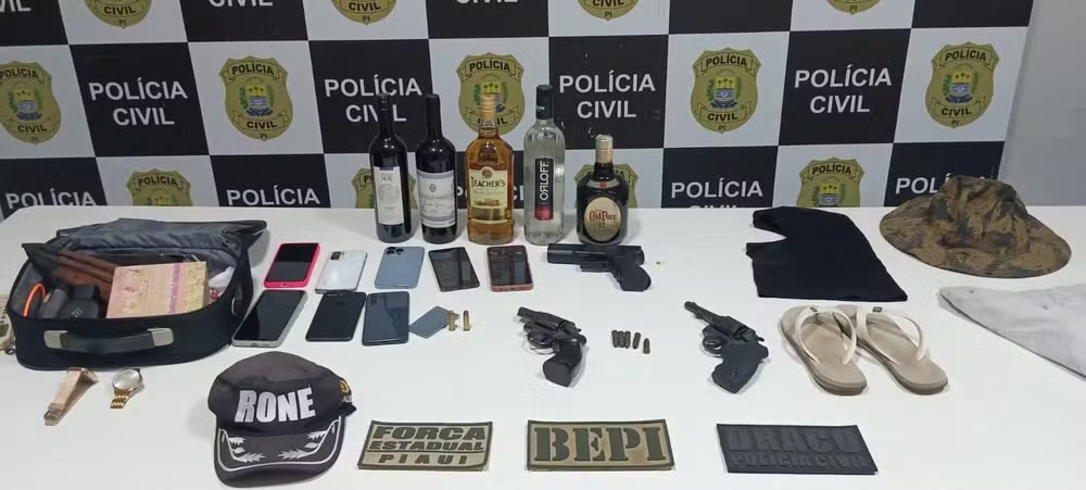 Material recuperado após apreensão do grupo de infratores