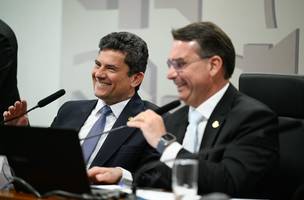 Os senadores Sergio Moro e Flávio Bolsonaro na Comissão de Segurança Pública do Senado (Foto: Andressa Anholete/Agência Senado/12-8-2025)