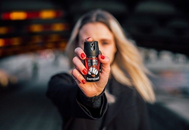 Projeto aprovado na Câmara regulamenta spray de pimenta para autodefesa feminina.