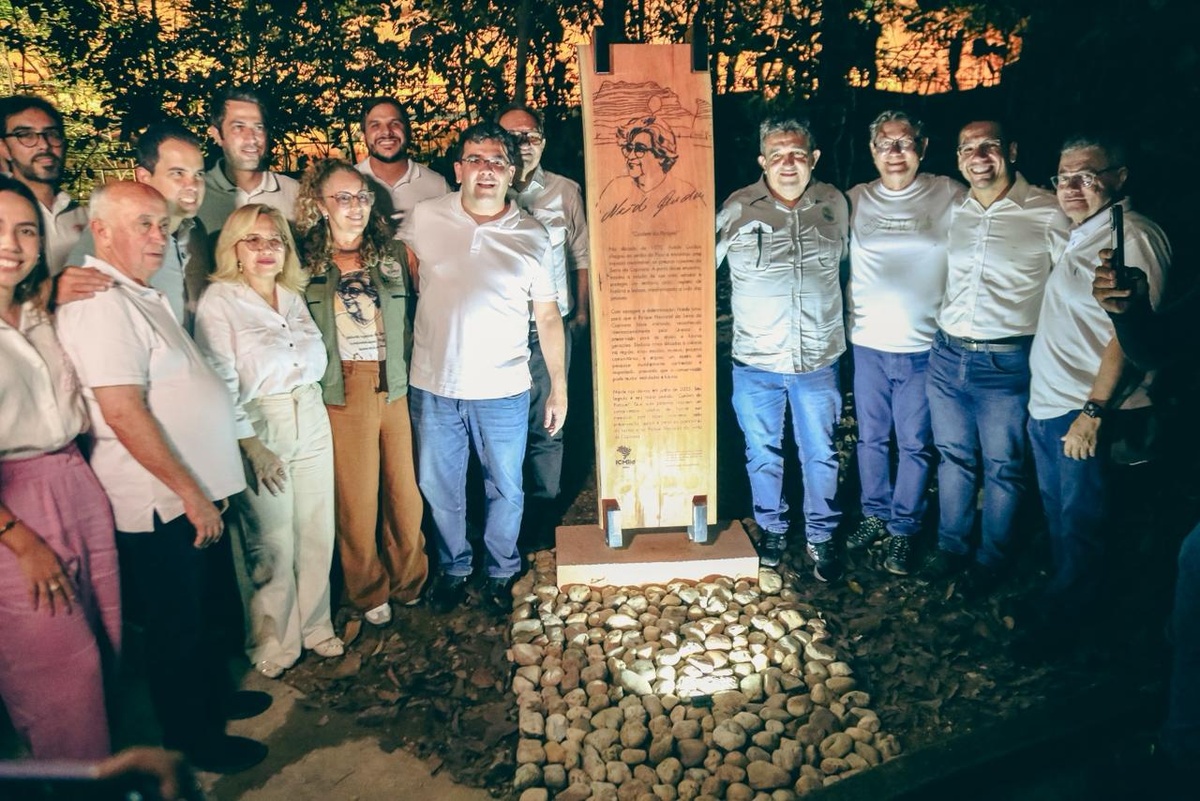 Totem em homenagem à Niéde Guidon na Serra da Capivara