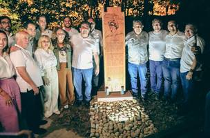 Totem em homenagem à Niéde Guidon na Serra da Capivara (Foto: Governo do Piauí)