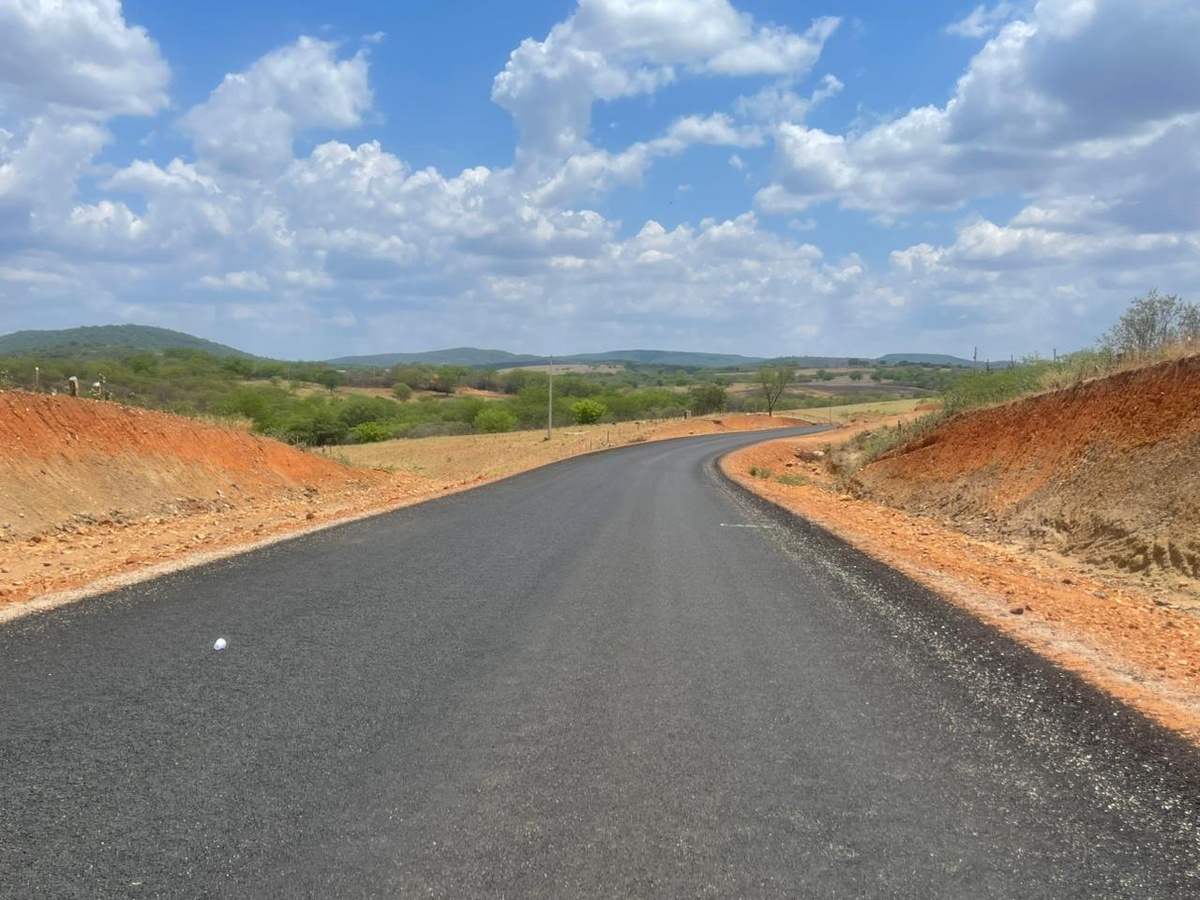 Trecho asfaltado da PI-459 conecta interior do Piauí ao sertão pernambucano.
