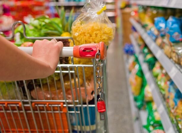 Alta nos alimentos básicos amplia peso da cesta no orçamento familiar