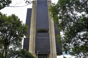 Mercado prevê corte de juros, mas vê cenário incerto para os próximos meses