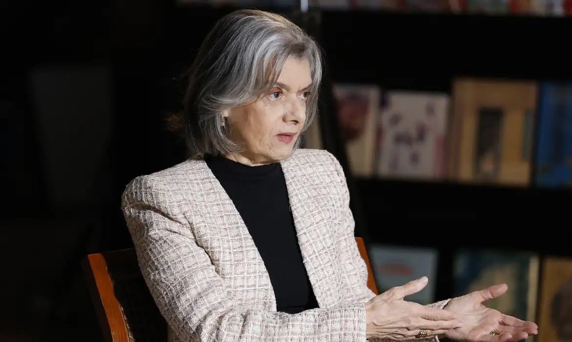 Carmem Lúcia é aconselhada a deixar a corte