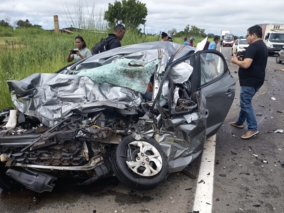 Carro ficou destruído devido ao impacto