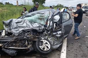 Carro ficou destruído devido ao impacto (Foto: Divulgação/PM)