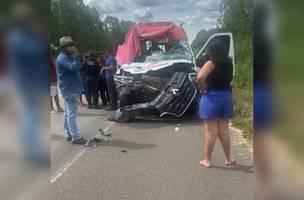Estado da ambulância após a colisão (Foto: Reprodução)