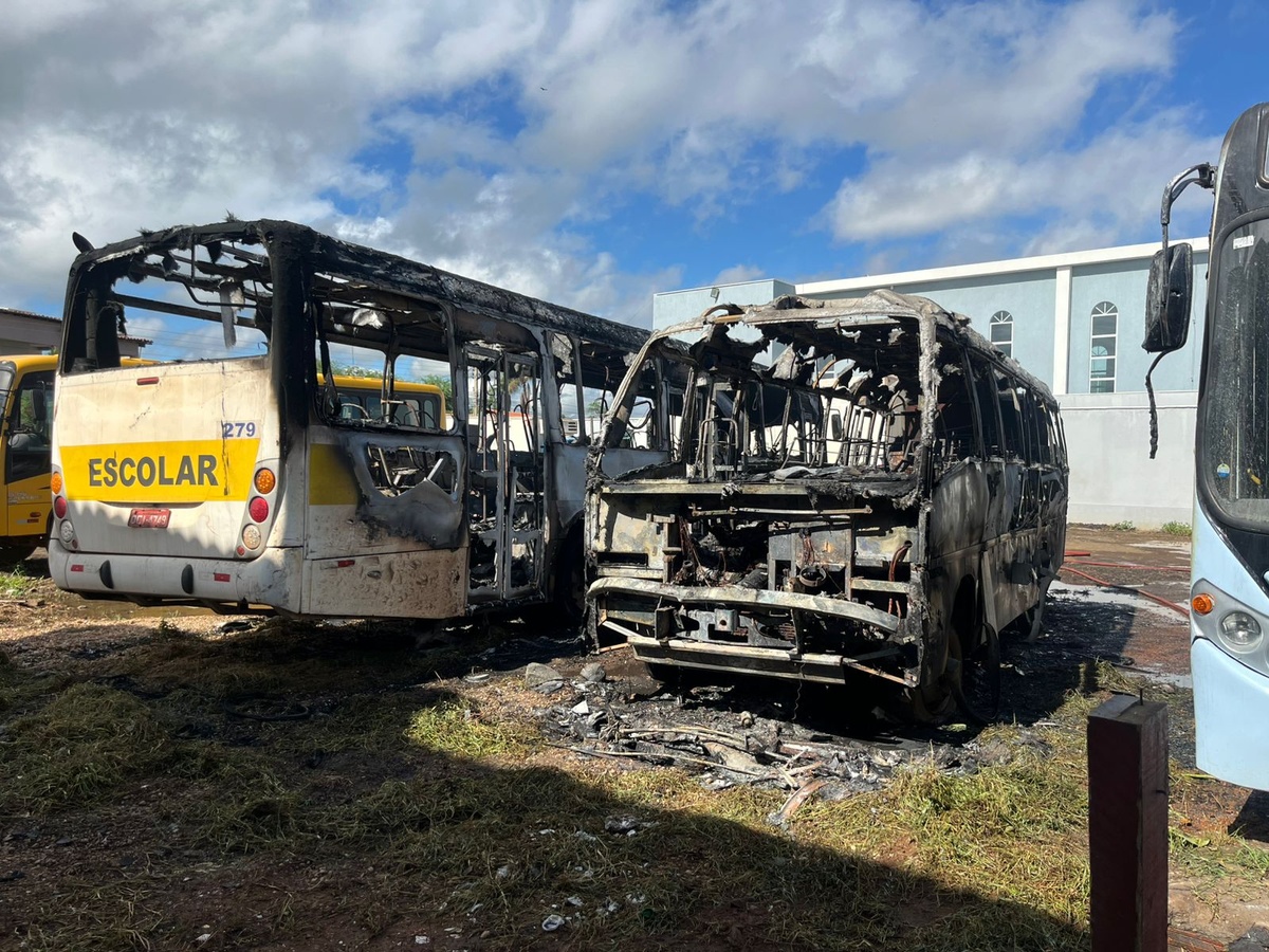 Estado dos veículos após o incêndio