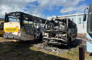 Estado dos veículos após o incêndio (Foto: Reprodução)