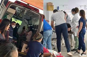 Estudantes foram socorridos por uma ambulância e levados à uma UPA (Foto: Reprodução/Redes Sociais)