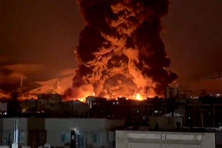Fogo após ataque israelense a Teerã, capital do Irã.