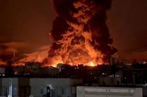 Fogo após ataque israelense a Teerã, capital do Irã. (Foto: UGC/AFP)