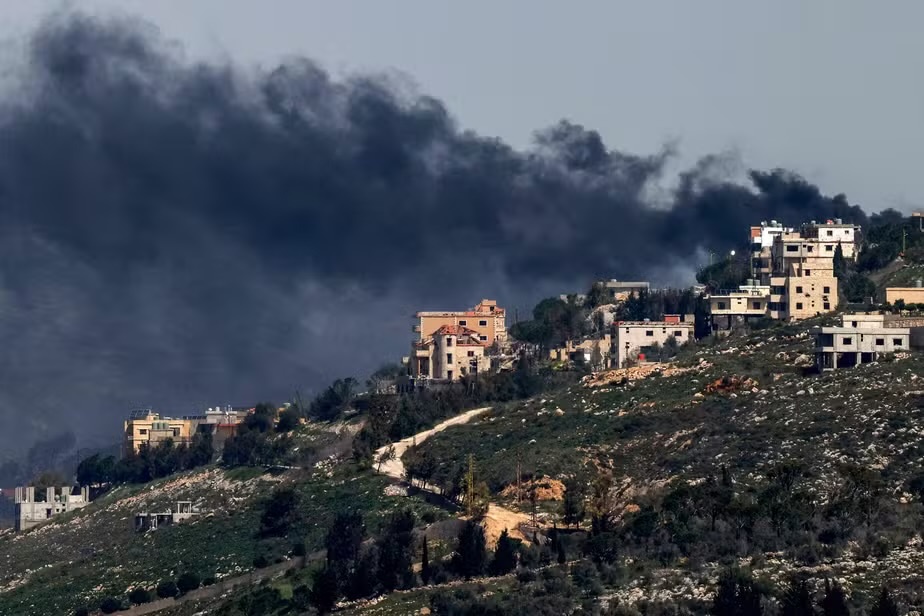 Fumaça provocada por bombardeio israelense cobre o céu sobre vilarejo no Sul do Líbano