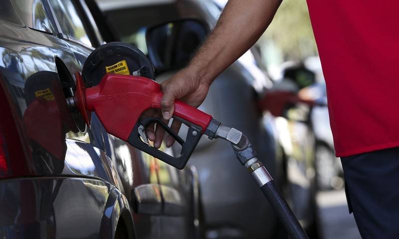 Lula zera impostos da gasolina 16 dias antes do segundo turno