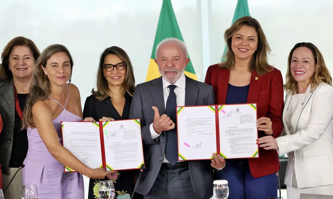 Lula sanciona leis que ampliam medidas de combate à violência contra a mulher
