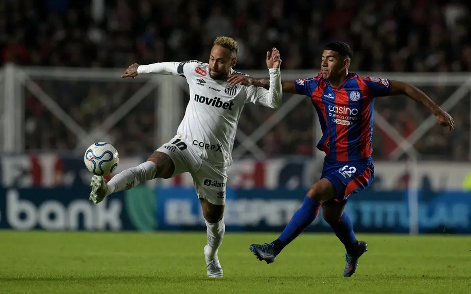 Neymar em ação durante San Lorenzo x Santos