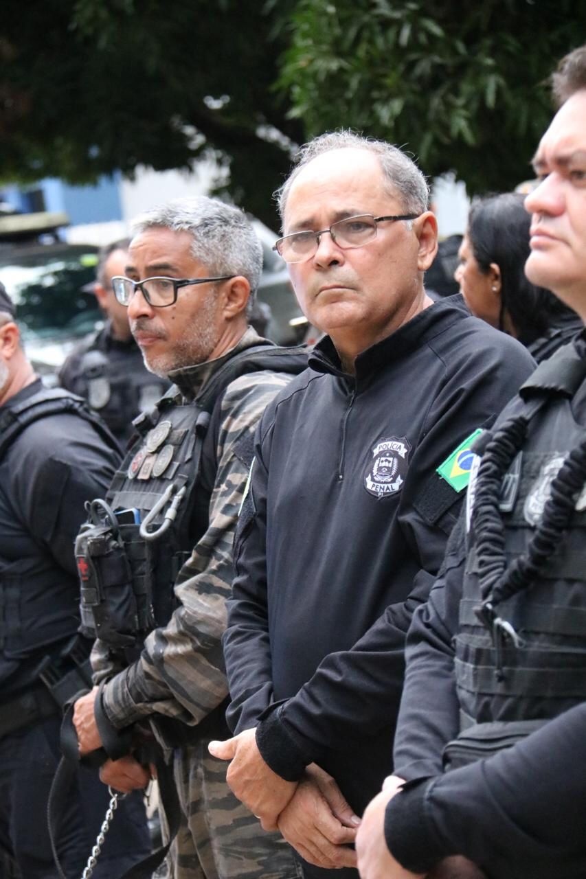 O diretor Elias Machado de Carvalho (c), dá atencão aos internos