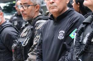 O diretor Elias Machado de Carvalho (c), dá atencão aos internos (Foto: Reprodução/AZ)
