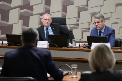 O presidente da CPI, senador Fabiano Contarato (PT-ES), e o relator, senador Alessandro Vieira (MDB-SE)