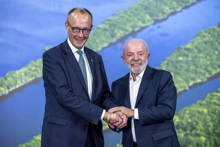O presidente Lula cumprimenta o primeiro-ministro alemão em visita à Alemanha