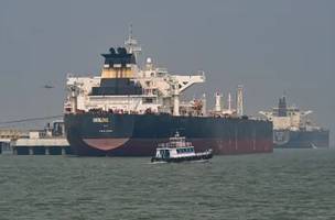 Petroleiro Shenlong Suezmax, de bandeira liberiana, atracou com sucesso no Porto de Mumbai após navegar pelo Estreito de Ormuz (Foto: Raju Shinde/Hindustan Times via Getty Images)