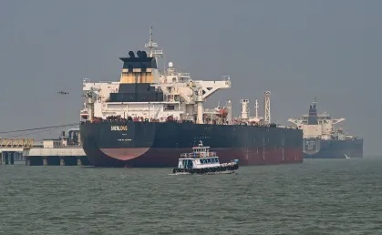 Petroleiro Shenlong Suezmax, de bandeira liberiana, atracou com sucesso no Porto de Mumbai após navegar pelo Estreito de Ormuz