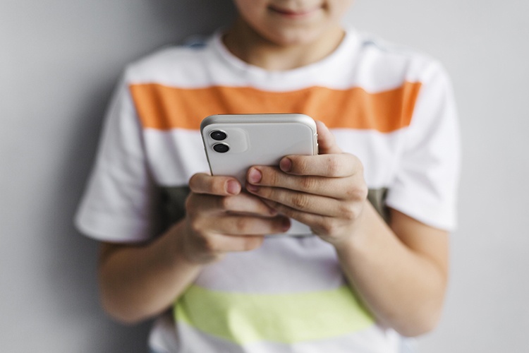Proibi menores em redes sociais