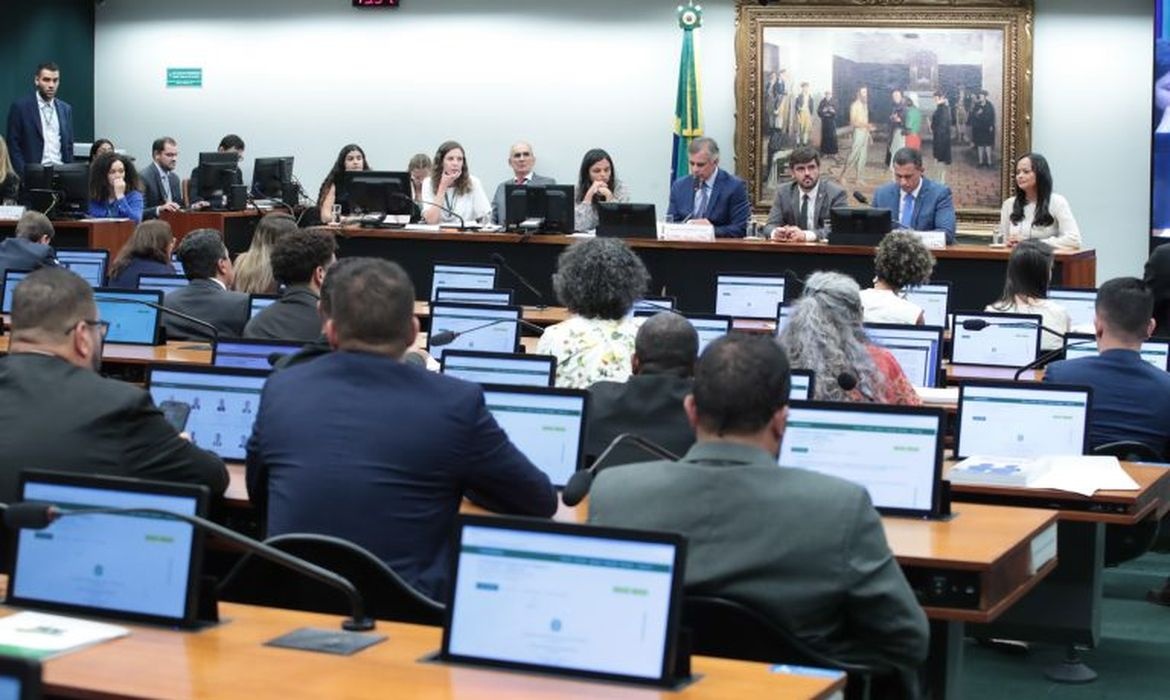Adia análise de PEC sobre redução da maioridade penal