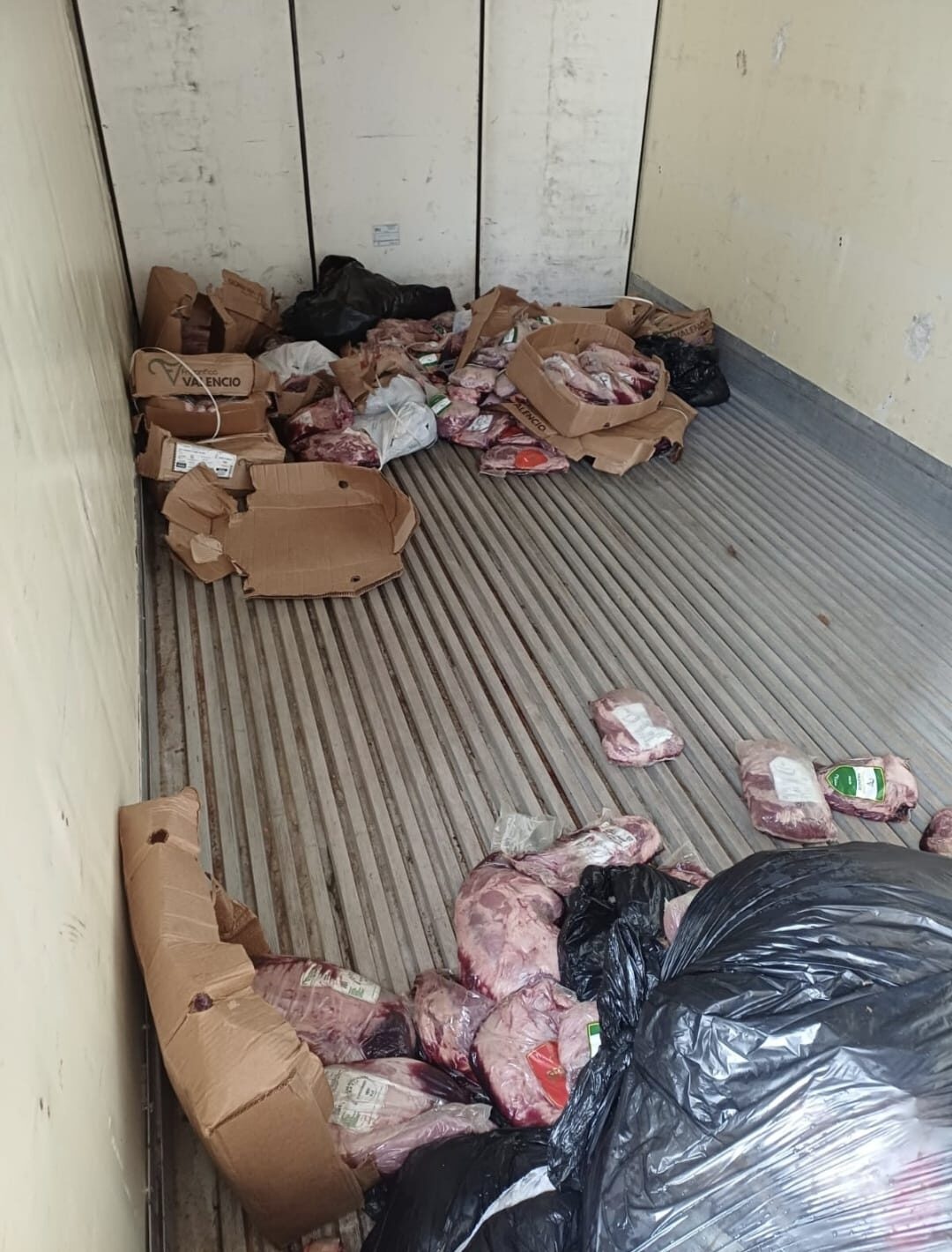 Carga de carne vencida foi apreendida durante fiscalização na BR-316, em Picos.