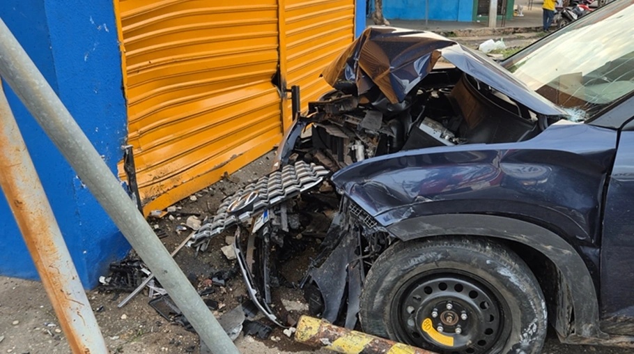 Carro destruiu entrada da loja
