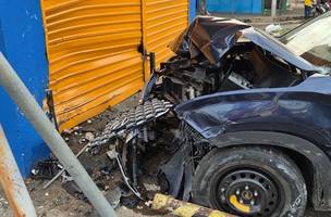 Carro destruiu entrada da loja (Foto: Reprodução/WhatsApp)