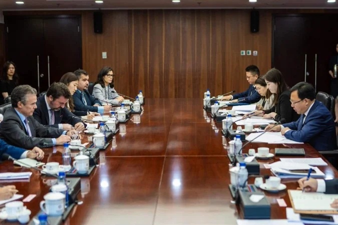 China retoma compra de carne de três frigoríficos brasileiros suspensos desde 2025.