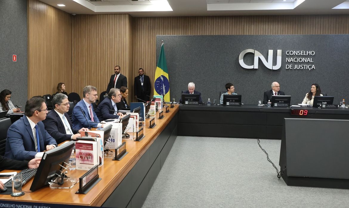 CNJ aprovou regra que unifica contracheques de magistrados em todo o país.